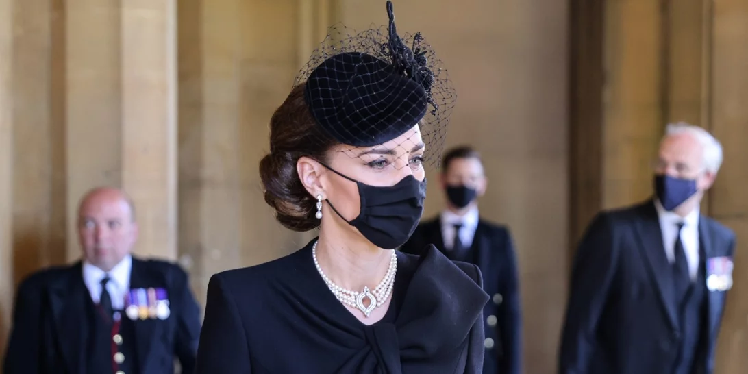 Τι συμβολίζουν τα κοσμήματα που φόρεσαν οι γυναίκες στη κηδεία του Πρίγκιπα Φιλίππου