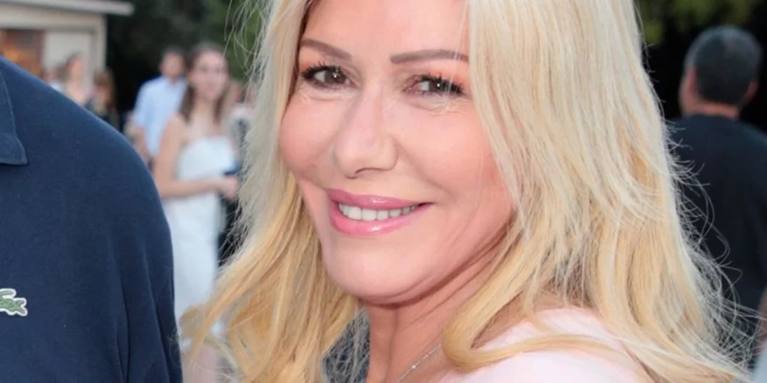 Η σπάνια εμφάνιση της Λίζας Δουκακάρου με τον σύζυγό της - Ήρεμη και χαμογελαστή