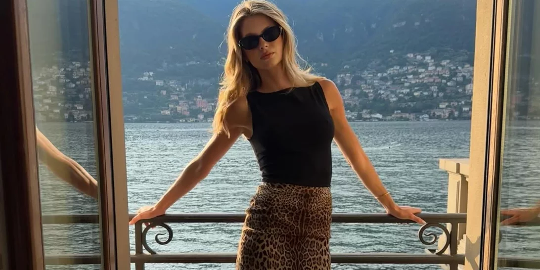 Η Αμαλία Κωστοπούλου φόρεσε τα καφέ μποτάκια που θα βλέπουμε παντού το 2025