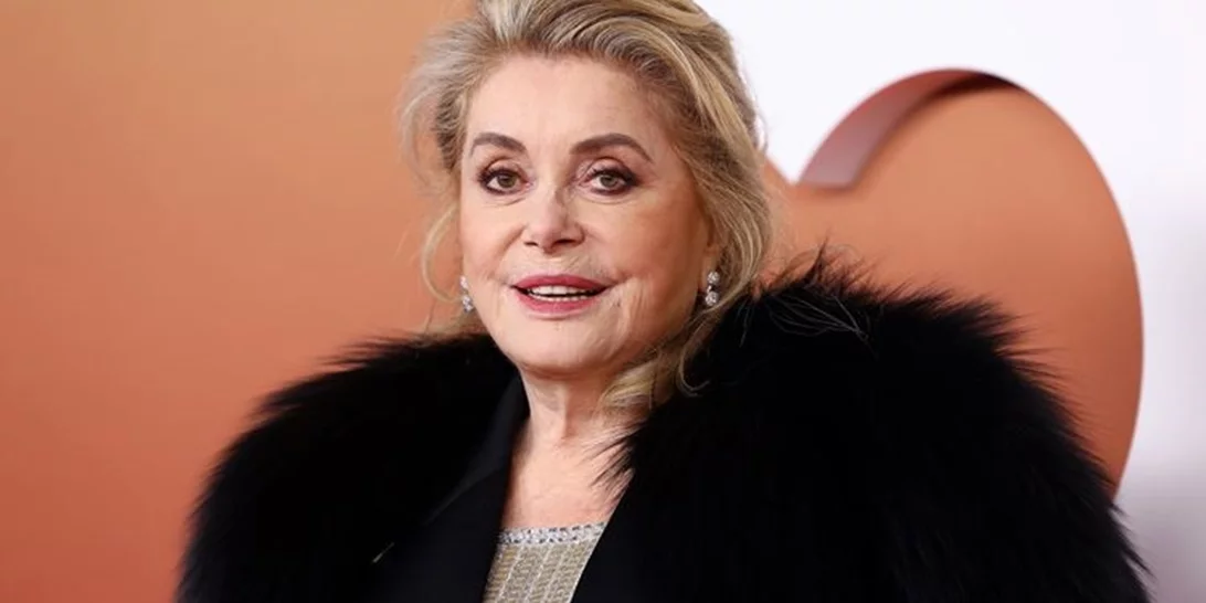 Catherine Deneuve | Η συμβολική καρφίτσα που επέλεξε για την εμφάνισή της στα βραβεία César