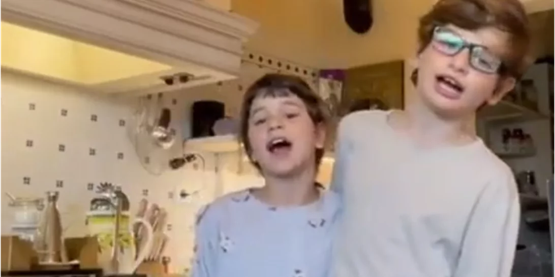 Η Αριάδνη Ρουβά και ο αδελφός της Αλέξανδρος χορεύουν και τραγουδούν στην κουζίνα τους