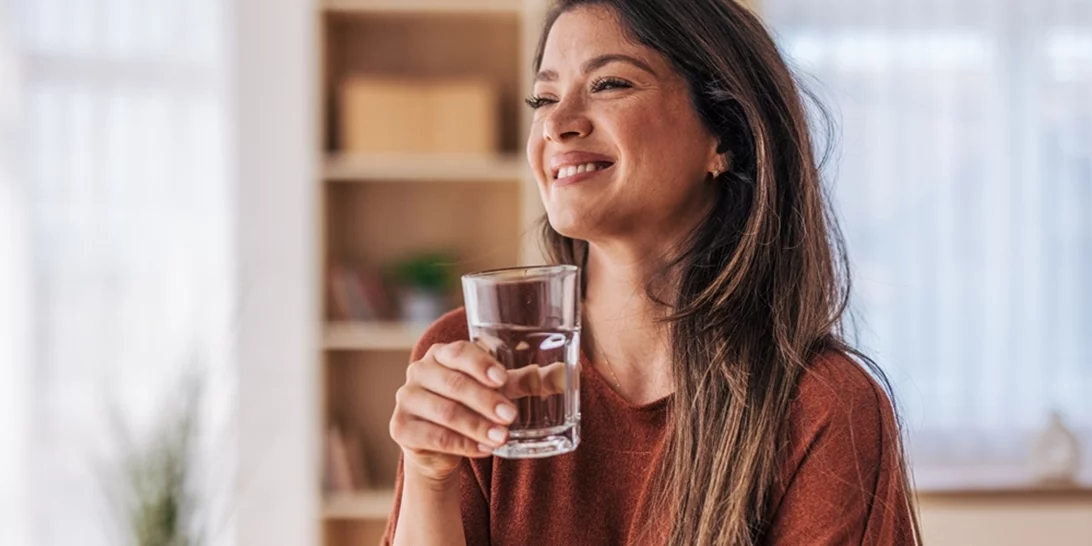 Γιατί δεν πρέπει ποτέ να αφήνετε ένα ποτήρι νερό στο κομοδίνο;