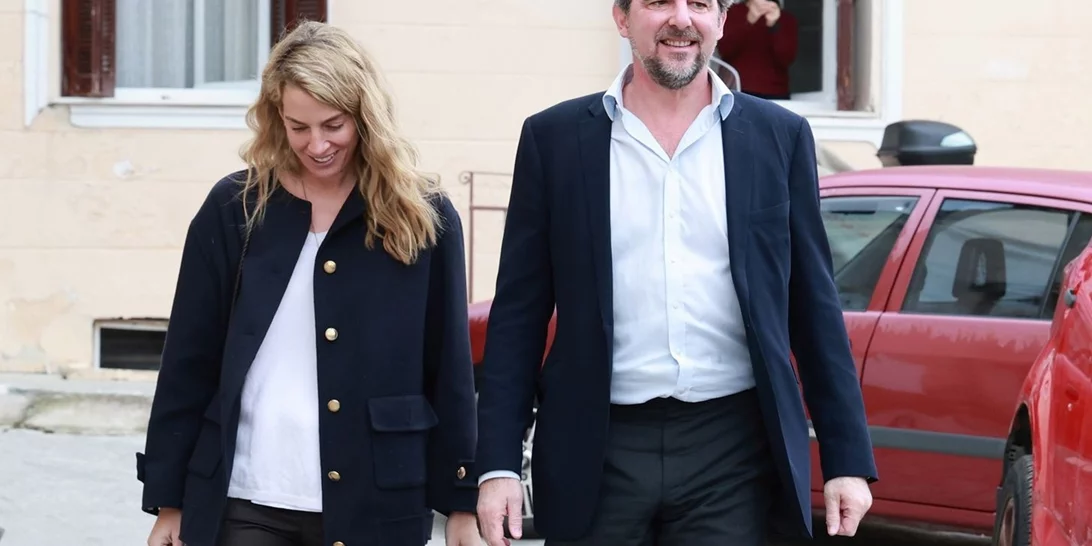 Χρυσή Βαρδινογιάννη - Νικόλαος Ντε Γκρες | Νέο ταξίδι σε ελληνικό προορισμό - Η casual εμφάνιση του ζευγαριού