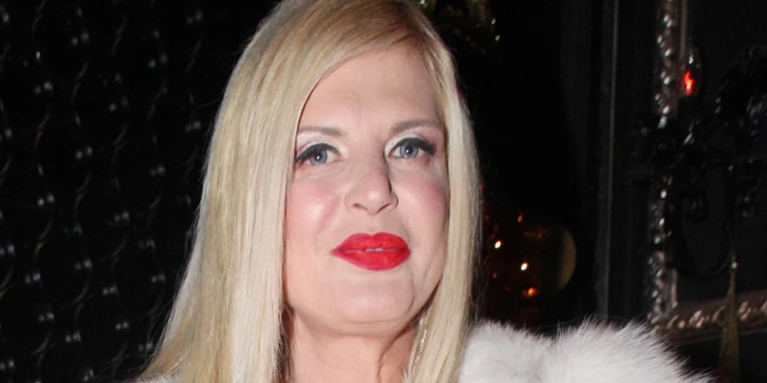 Μαρίνα Πατούλη | Ηλιοθεραπεία με χρυσό μπικίνι στη βεράντα της