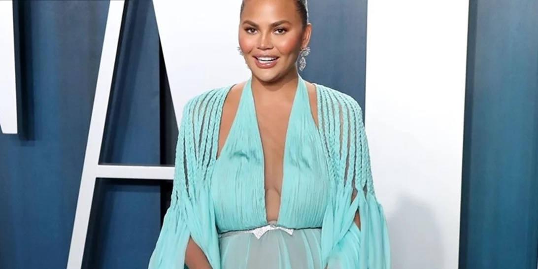 Η Chrissy Teigen απαντά με μία φωτογραφία στις κατηγορίες ότι χρησιμοποίησε παρένθετη μητέρα