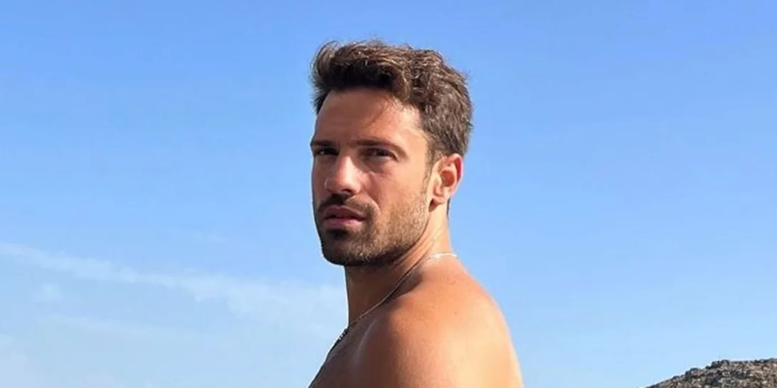 Ο Κωνσταντίνος Αργυρός στην Τήνο | Η πρώτη εμφάνιση μετά την είδηση ότι θα γίνει μπαμπάς- "Δε χωρούν δύο ωραίοι στο ίδιο νησί"