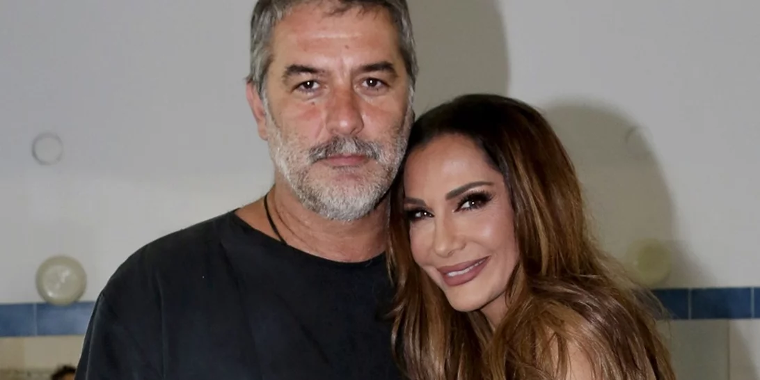 Κρύβει διακριτικά την κοιλίτσα της | Η Δέσποινα Βανδή ποζάρει με τον Σάκη Ρουβά και την Έλλη Κοκκίνου