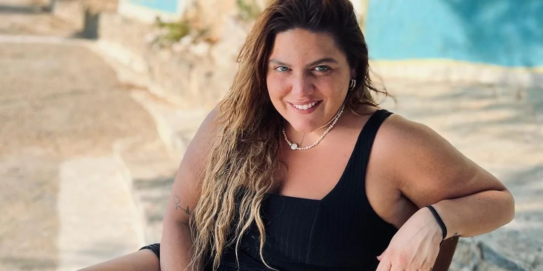 H Δανάη Μπάρκα με λευκό σορτς στις διακοπές της στη Σέριφο | Πώς θα υιοθετήσεις το look