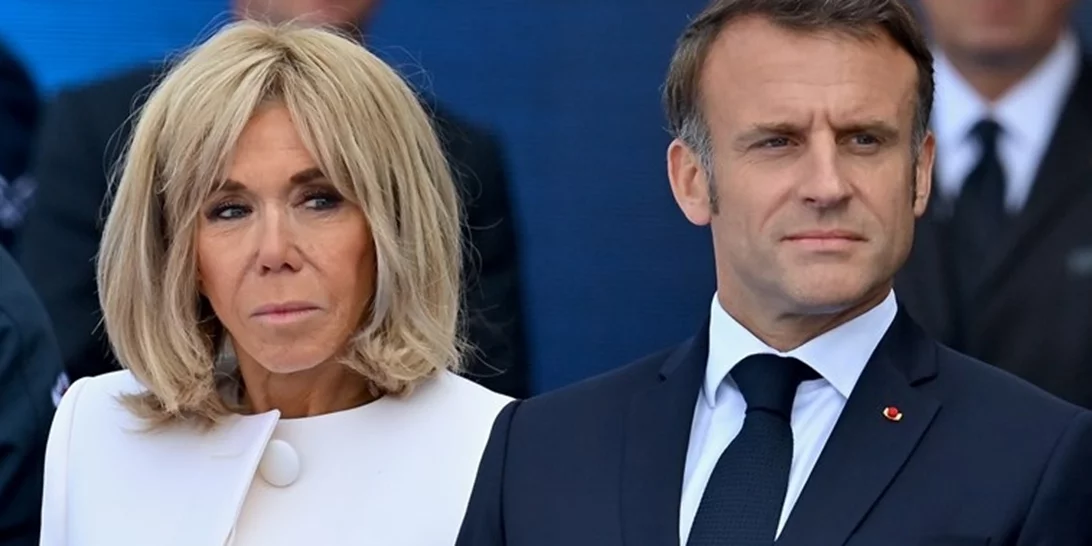 Emmanuel Macron | Η κάπως παρατεταμένη αγκαλιά του με την Υπ. Αθλητισμού και το φιλί στον λαιμό