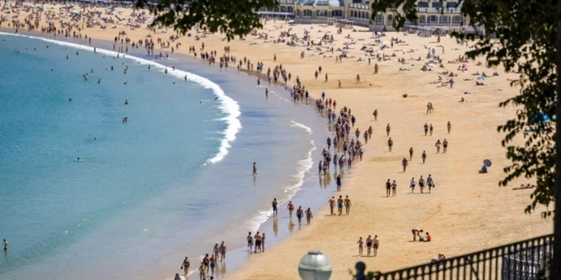 Ισπανία | Οι κάτοικοι στερούνται τις παραλίες της χώρας τους λόγω αύξησης των τιμών στα θέρετρα