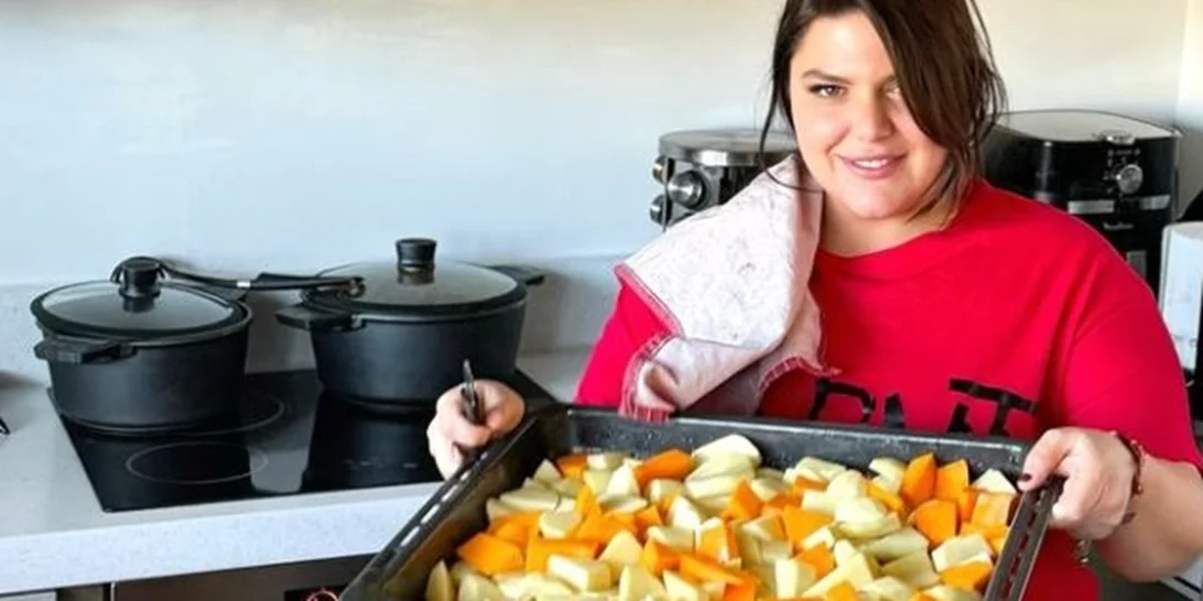 Δανάη Μπάρκα | Μαγειρεύει στην κουζίνα της το φαγητό που έχουμε συνδέσει με τα οικογενειακά τραπέζια