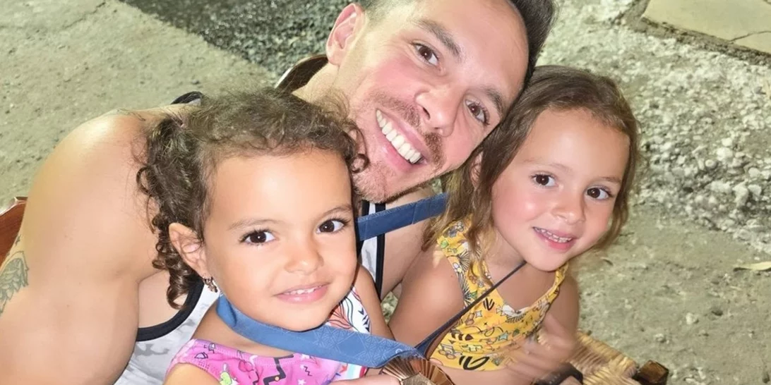 Λευτέρης Πετρούνιας | Στο τραμπολίνο με τις κόρες του