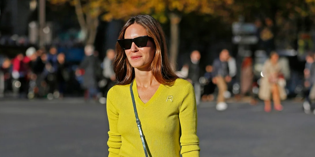 Τα πιο κομψά φορέματα από τη Zara που κοστίζουν έως 50 ευρώ και θα φοράς non stop αυτή την περίοδο