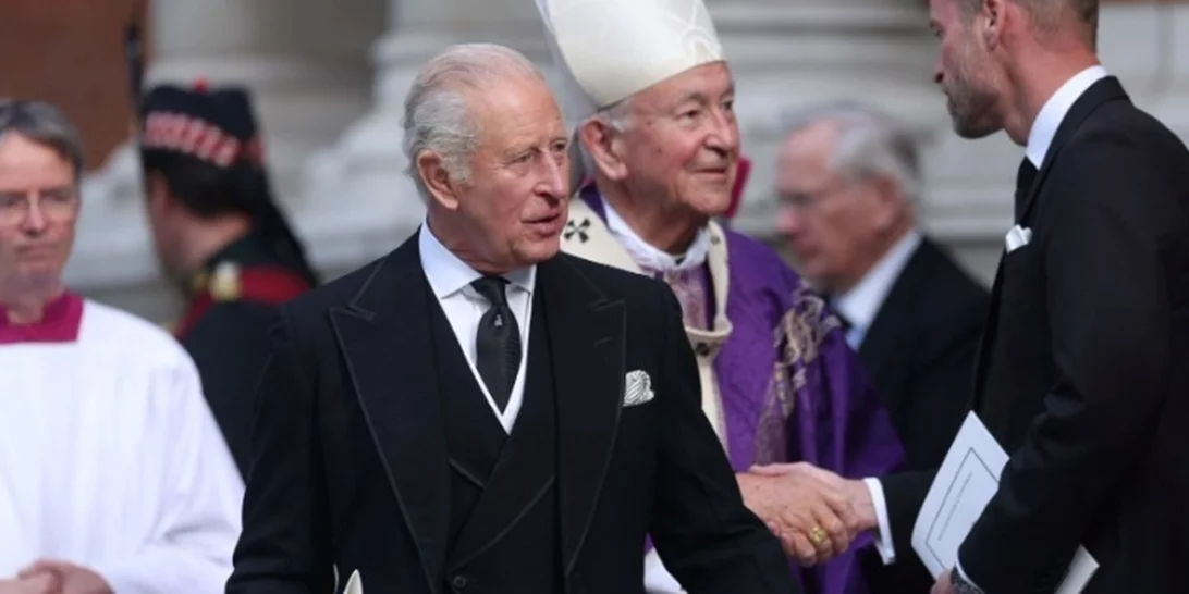 Βατικανό | Ο βασιλιάς Κάρολος και η Καμίλα σε μια ιστορική στιγμή δίπλα στον Πάπα