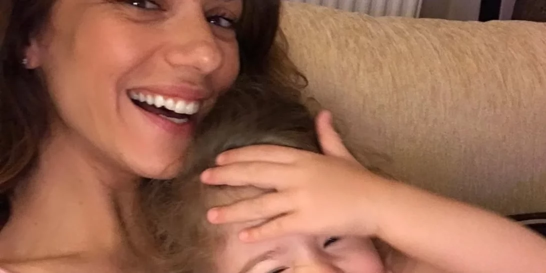 Εύα Τσιμιτσέλη | Ποζάρει για τον φακό της Βάσως Λασκαράκη με θέα το φεγγαρόφωτο