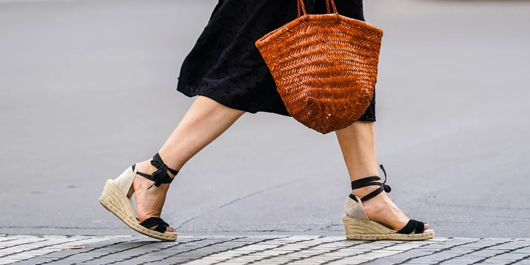 Οι κομψές ψηλές εσπαντρίγιες που θα φορέσεις την άνοιξη