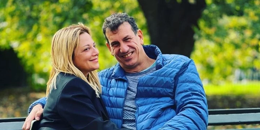 Η Νάνσυ Ζαμπέτογλου μπροστά από το χριστουγεννιάτικο δέντρο | "Εσείς στολίσατε;"