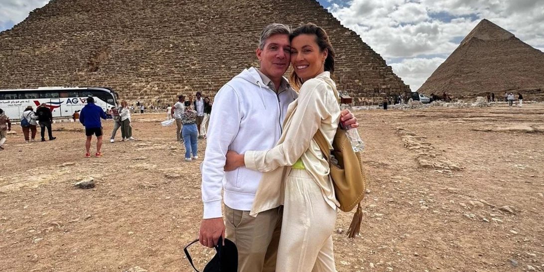 Η Μαριέττα Χρουσαλά και ο Λέων Πατίτσας με total white looks στην πιο #couplegoals φωτογραφία