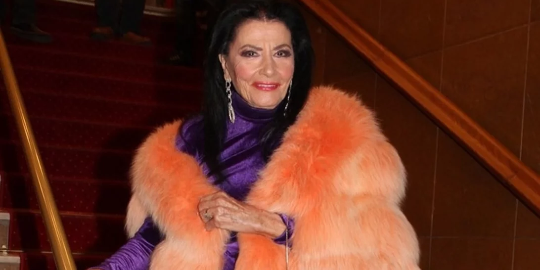 36 χρόνια πριν | Όταν η Ζωζώ Σαπουντζάκη φόρεσε το σούπερ μίνι φόρεμα που έμεινε στην ιστορία