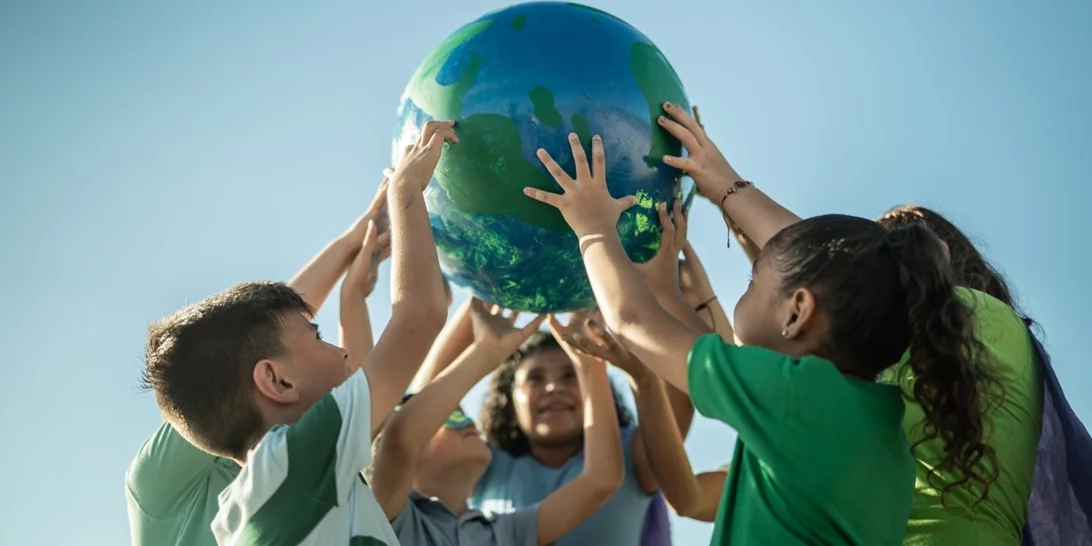 Mήπως η "δικτατορία του εύκολου" αφαιρεί από τα παιδιά την ευαισθησία για το περιβάλλον; Η εκπαιδευτικός Νάση Τουμπακάρη μας μιλά για τη δράση της Greenpeace