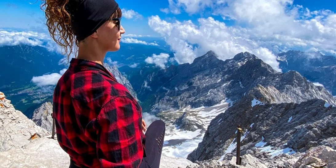 Ζωή Μαρινάκη | Η Κρητικιά που σκοτώθηκε για μια φωτογραφία - Έχασε την ισορροπία της και έπεσε σε γκρεμό 30 μέτρων (εικόνες)