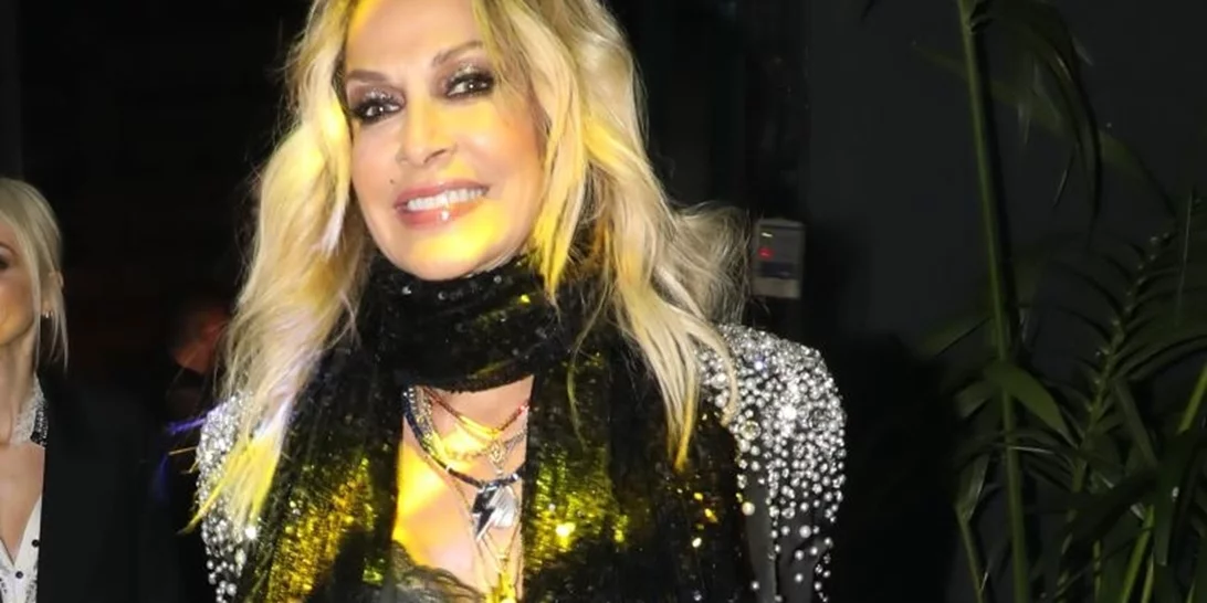 Άννα Βίσση | Με athletic look σε βραδινή βόλτα στη Βουκουρεστίου