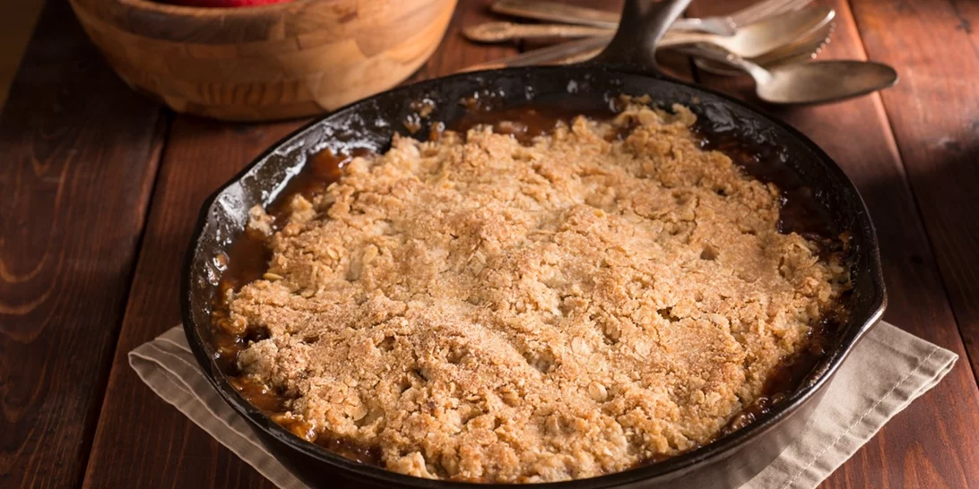 Πεντανόστιμη μηλόπιτα με βρώμη – εύκολη και λαχταριστή, μοιάζει με κραμπλ