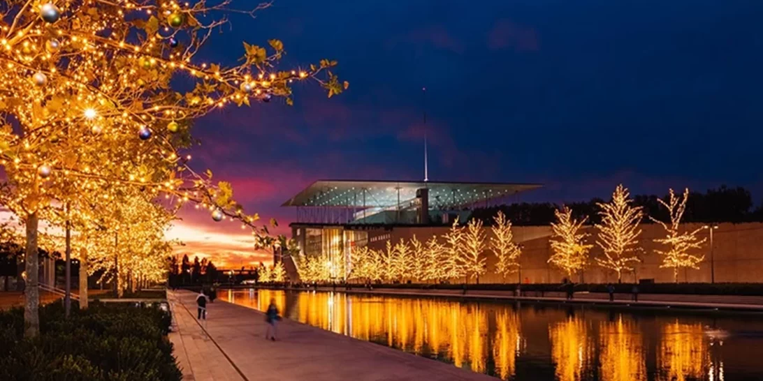 Ιδρυμα Σταύρχος Νιάρχος | H εντυπωσιακή χριστουγεννιάτικη φωταγώγηση και οι στολισμένες όχθες του Καναλιού (Βίντεο)