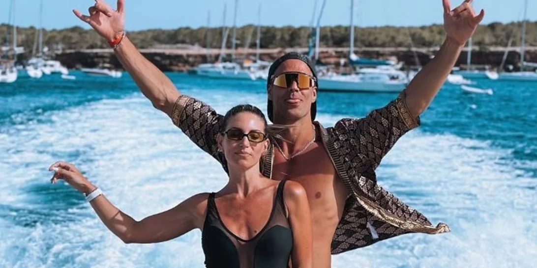 Αθηνά Οικονομάκου & Μπρούνο Τσερέλα | Απολαμβάνουν την πολυτέλεια σε παραλία της Πάρου