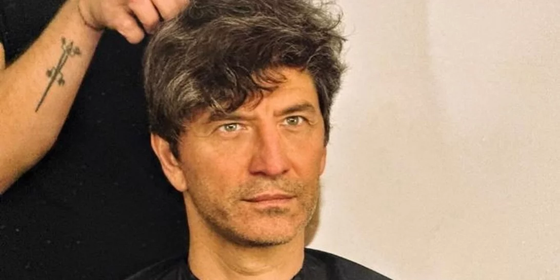 Στο κουρείο ο Σάκης Ρουβάς μετά από "κακή" ημέρα για τα μαλλιά του