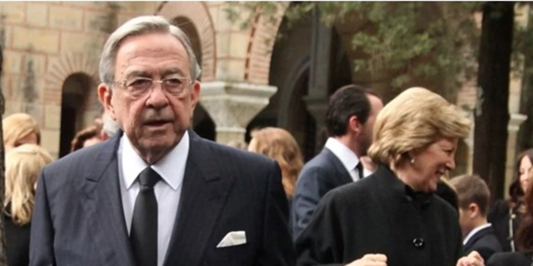 Κηδεία τέως βασιλιά | Μίνι λαϊκό προσκύνημα παρουσία βουλευτών της ΝΔ- Ισορροπίες Μητσοτάκη μεταξύ κεντρώων και... συμπαθούντων