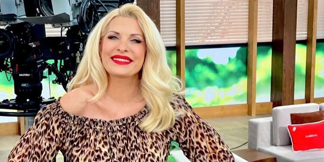 Ελένη Μενεγάκη | Ο casual ανοιξιάτικος τρόπος που συνδύασε μία maxi φούστα