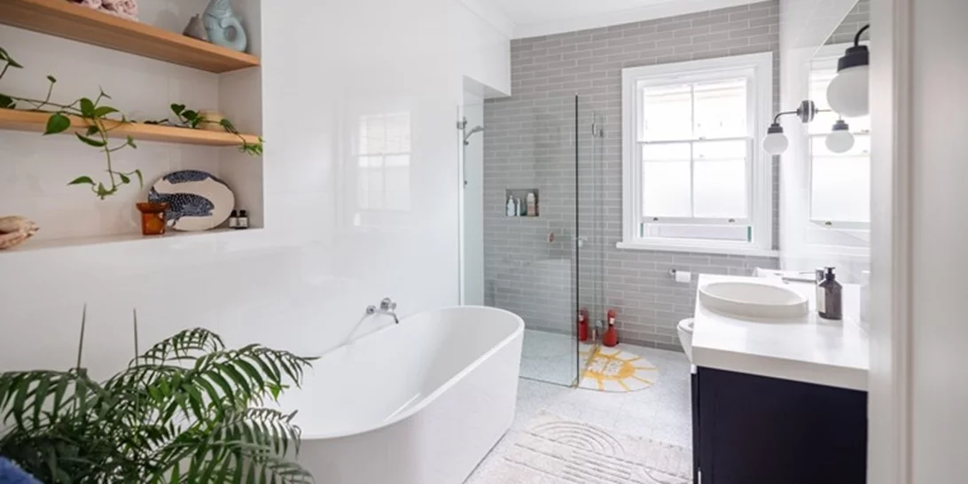 Δυο έξυπνα hacks του Tik Tok για να γίνει το μπάνιο σου σαν καινούργιo