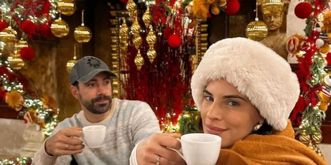 Σάκης Τανιμανίδης & Χριστίνα Μπόμπα | Αγκαλιά με τις κόρες τους μπροστά από το τζάκι