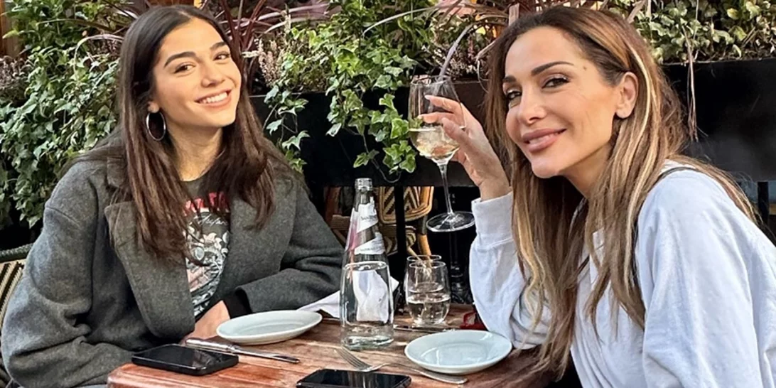 Δέσποινα Βανδή-Μελίνα Νικολαΐδη | Μαμά και κόρη φόρεσαν το κραγιόν που κολακεύει εξαιρετικά τις μελαχρινές