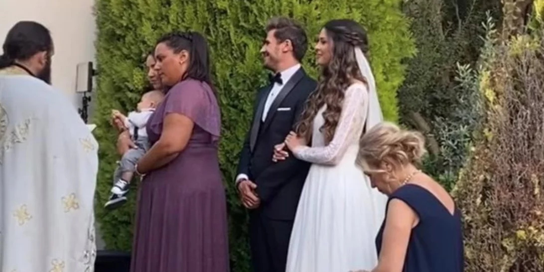 Ο Άκης Πετρετζίκης και η Κωνσταντίνα Παπαμιχαήλ παντρεύτηκαν | Οι πρώτες εικόνες