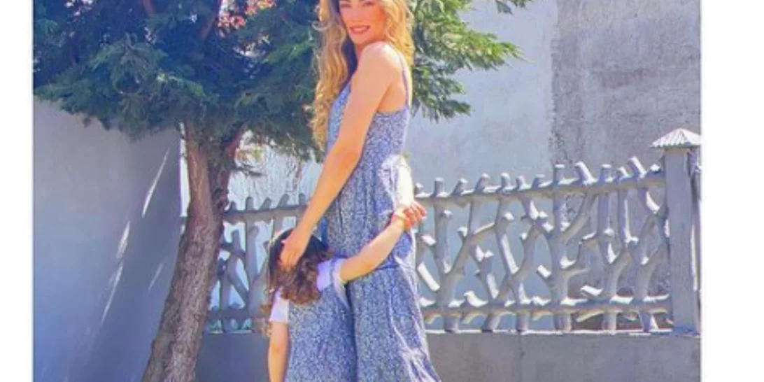 Ήβη Αδάμου | Φωτογραφίζεται με την δύο ετών κόρη της με matchy matchy outfits