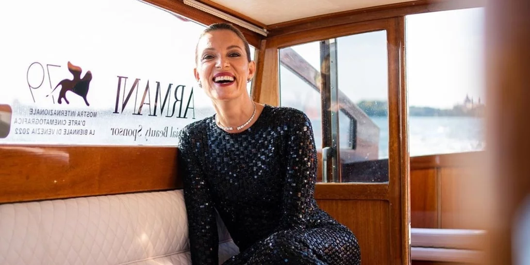 Η Βίκυ Καγιά σε χαλαρή βόλτα με ένα look που μοιράζει έμπνευση