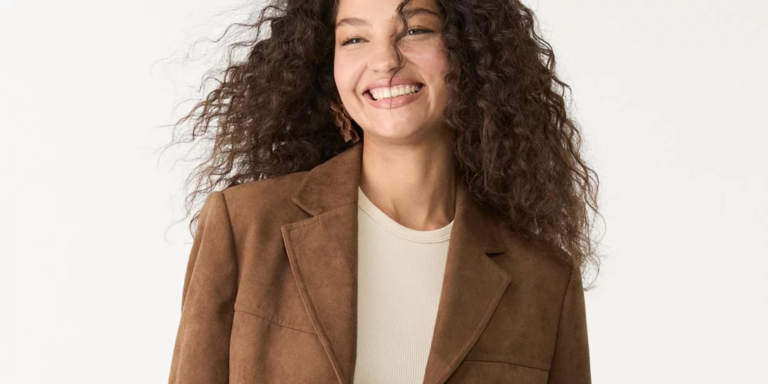 Αυτό το suede σακάκι από τη Stradivarius κοστίζει 39,99 ευρώ και είναι το πιο hot πανωφόρι για την άνοιξη