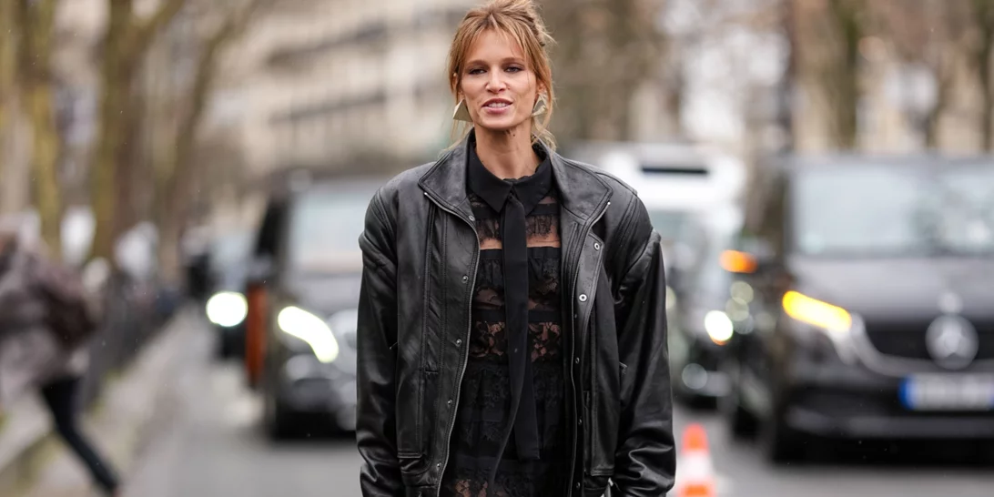 Αυτό το maxi μαύρο φόρεμα από τη Sinsay κοστίζει 9,99 ευρώ και θα γίνει το νέο σου αγαπημένο