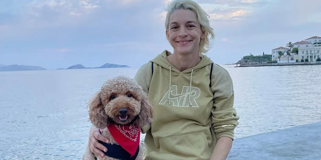 Η Γιούλικα Σκαφιδά ξεκουράζεται στον καναπέ του υπέροχου σαλονιού της, μαζί με τον σκύλο της, λίγο πριν γίνει για πρώτη φορά μαμά