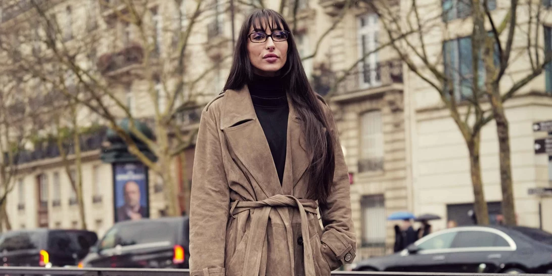 Αυτή η cropped suede καμπαρντίνα από τη Stradivarius είναι το τέλειο μεταβατικό πανωφόρι για την άνοιξη