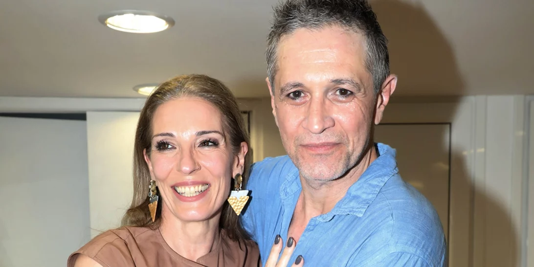 Αθηνά Μαξίμου και Αιμίλιος Χειλάκης | Τρελά ερωτευμένοι μετά από 21 χρόνια γάμου - Το τρυφερό φιλί στην πρεμιέρα