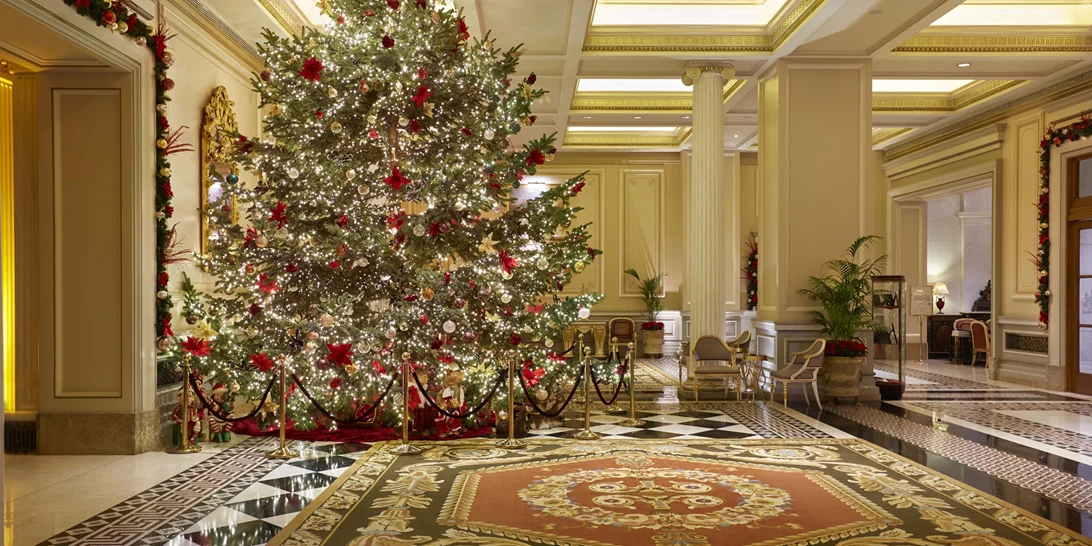 Το ξενοδοχείο Μεγάλη Βρεταννία γιόρτασε την έναρξη της εορταστικής περιόδου με τη φωταγώγηση του Χριστουγεννιάτικου δέντρου