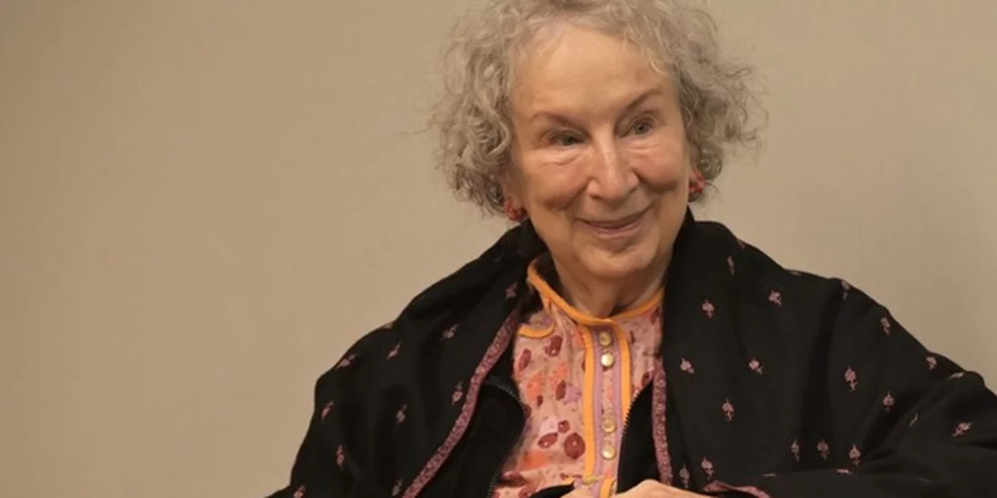 Αμβλώσεις στις ΗΠΑ | Η Μargaret Atwood απαντά στη δυστοπική απειλή απαγόρευσής τους