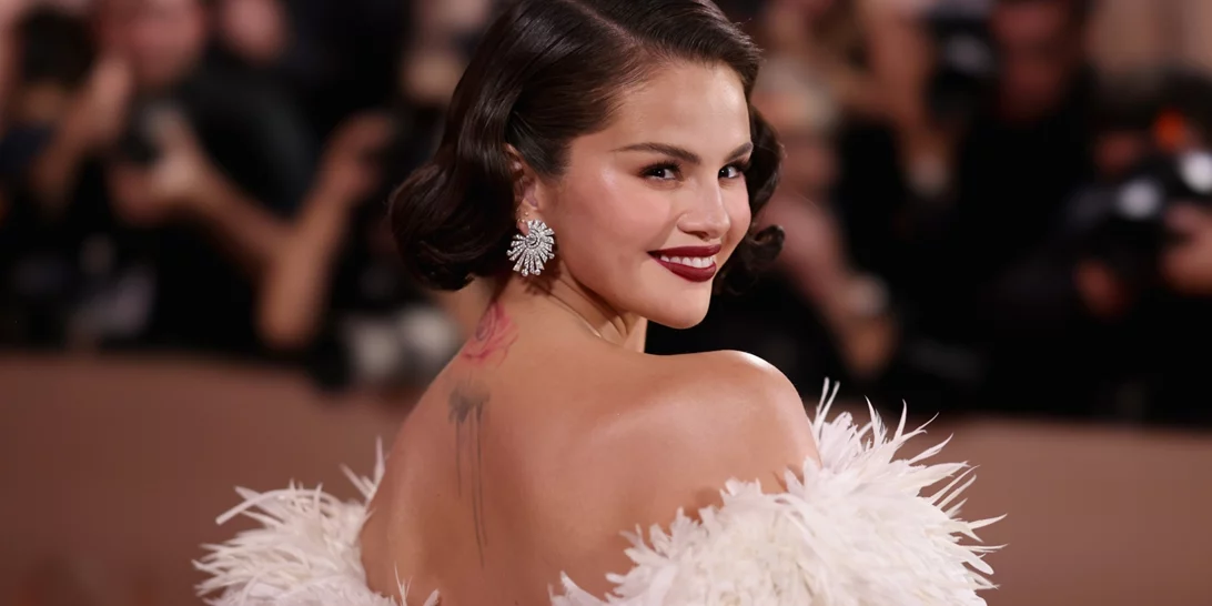 Ούτε nude, ούτε γαλλικό | Το μανικούρ της Selena Gomez στις Χρυσές Σφαίρες είναι η τέλεια επιλογή για κοντά νύχια