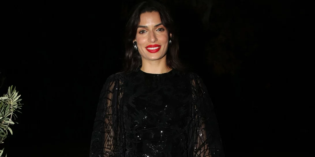 Η Τόνια Σωτηροπούλου προτείνει τον έξυπνο τρόπο για να αναβαθμίσεις τα looks με μαύρο φόρεμα