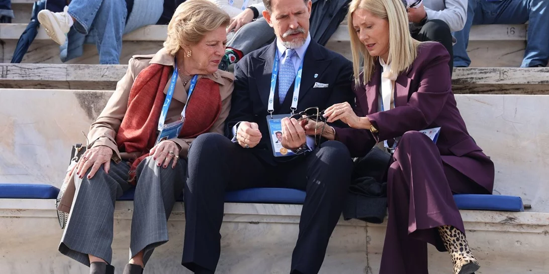 Marie Chantal | Με μπορντό κοστούμι και λεοπάρ μποτάκια στο Καλλιμάρμαρο