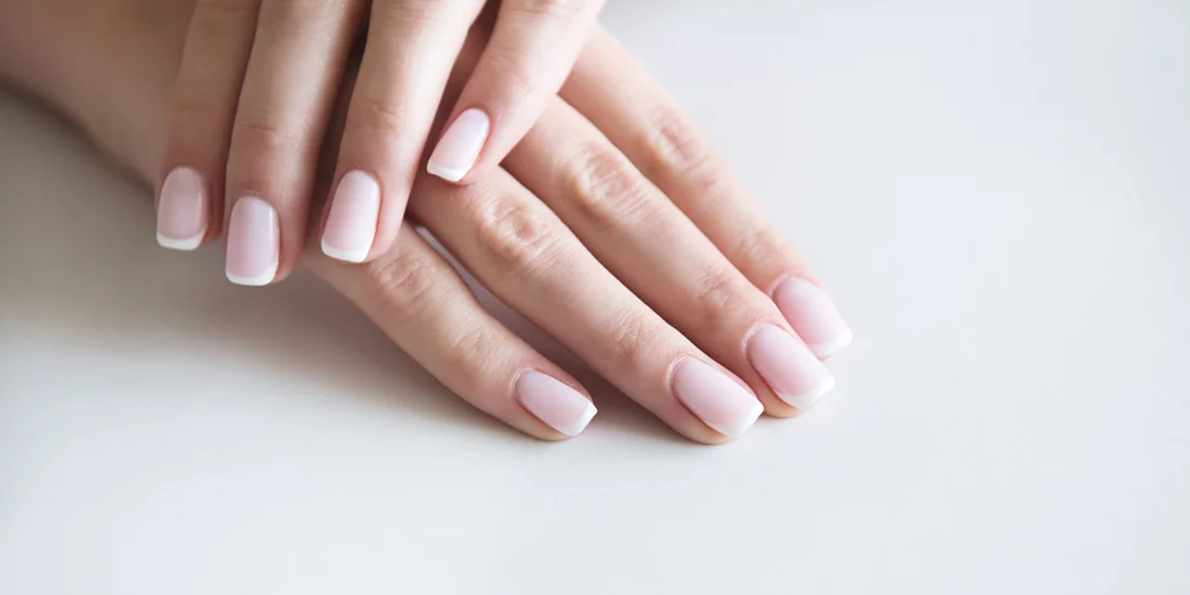 Ξέχνα το γαλλικό μανικιούρ | Το νέο nail trend που το έχει ήδη αντικαταστήσει