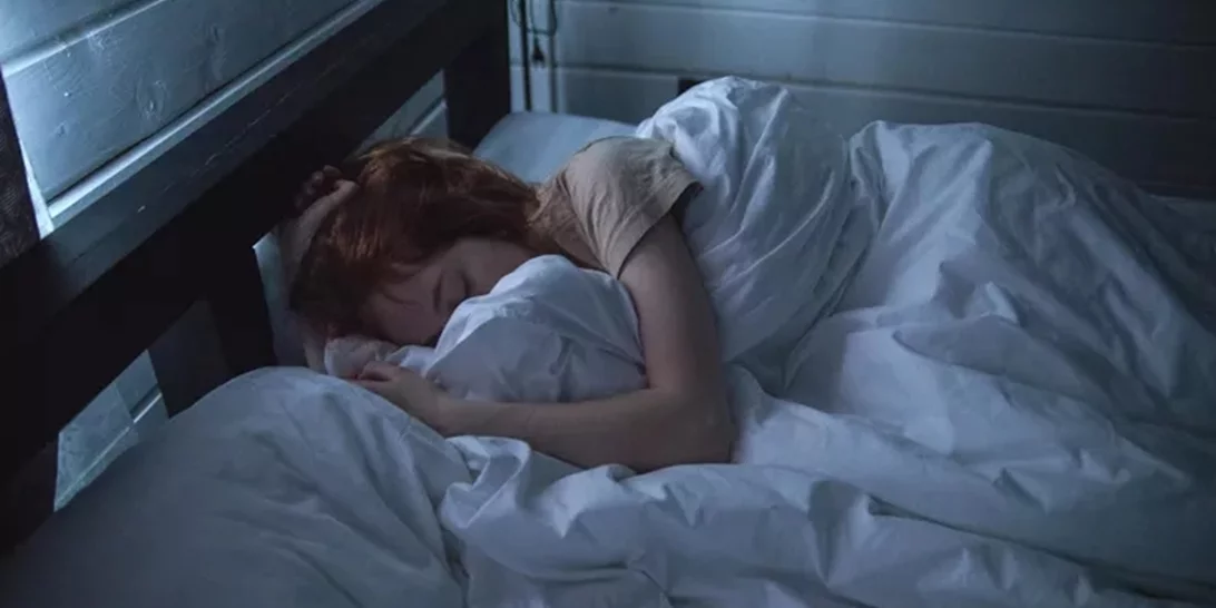 Ταινία... στο στόμα; Η δημοφιλής τάση που υπόσχεται ποιοτικό ύπνο - πόσο ασφαλής είναι;